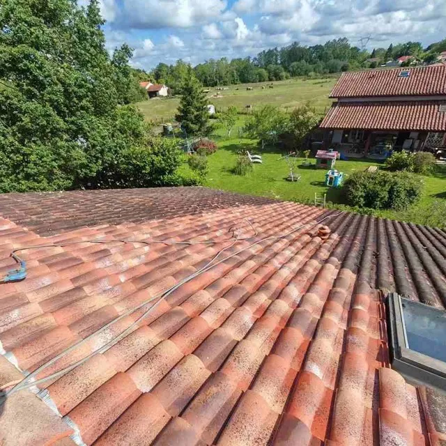 Démoussage de toiture à la vapeur sur une maison de Biscarrosse